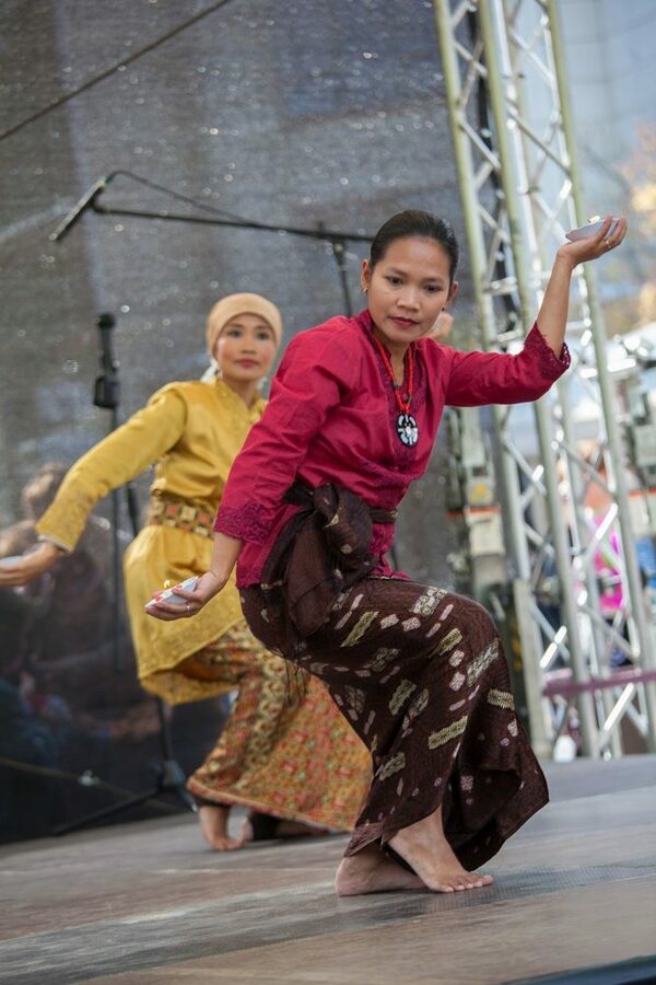 asiatische Damen führen einen traditionellen Tanz auf