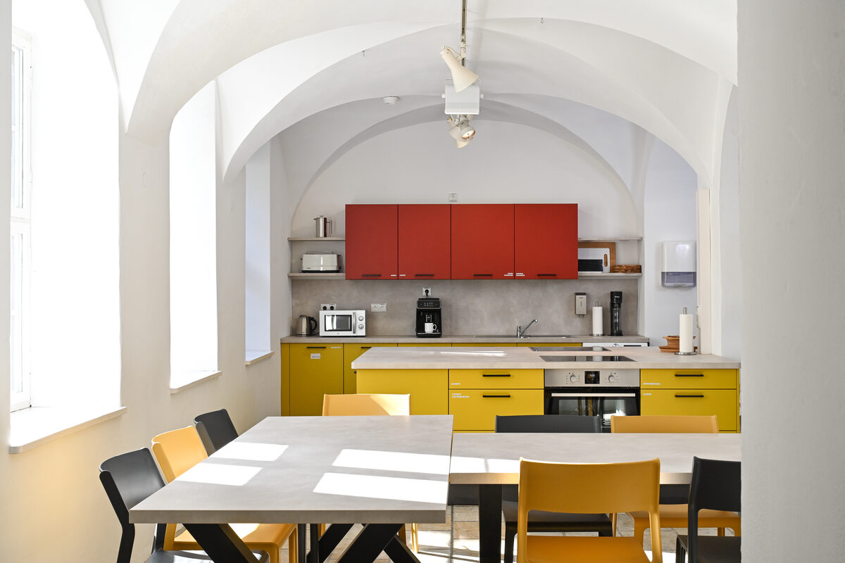 Eine rot-gelbe Küche mit einer Sitzecke.
