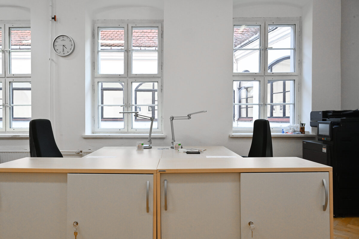 Zwei eingerichtete Arbeitsplätze für Migrantenorganisationen im HAUS DER BRÜCKE.