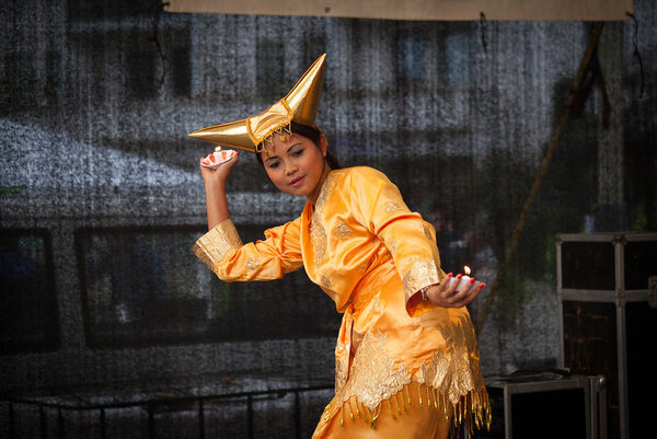 Eine Frau mit tradioneller Kleidung beim Tanzen