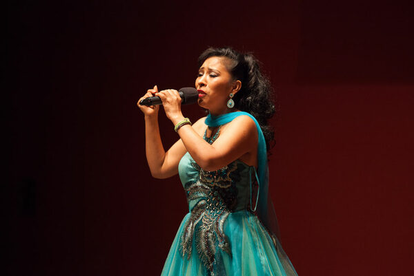 Eine Sängerin im festlichen Kleid