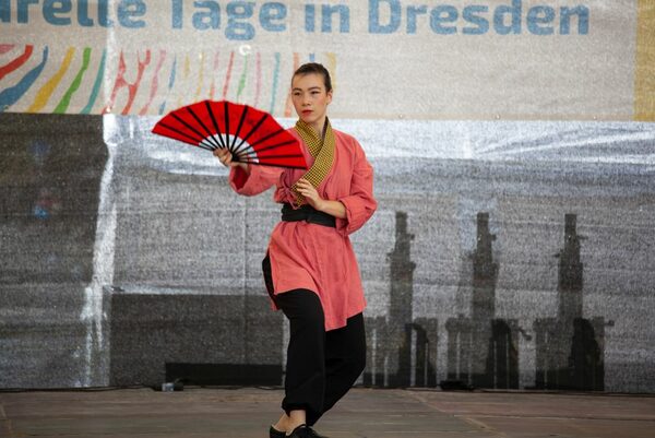 Chinesische Tanzdarbietung auf der Bühne