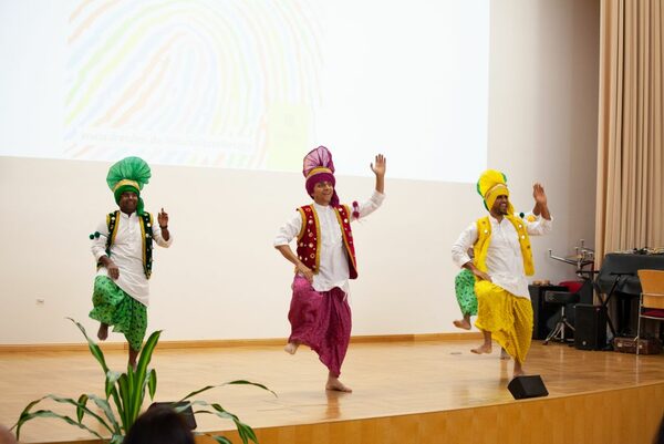 Drei Tänzer der Tanzgruppe "Sanskriti" während ihres Auftritts auf der Bühne