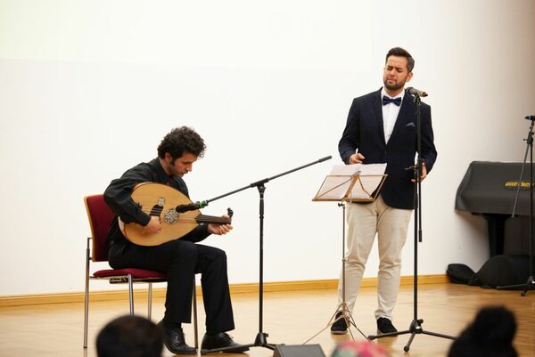 Die Künstler Burak Cavdar und Evren Can Daman musizieren auf der Bühne