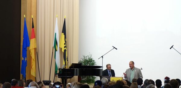 Oberbürgermeister Dirk Hilbert spricht zum Publikum