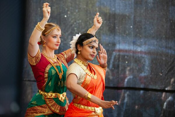 Zwei Tänzerinnen von Sanskriti Dresden während ihres Auftritts