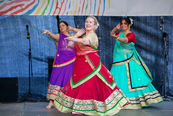 Drei Tänzerinnen von Sanskriti Dresden während ihres Auftritts