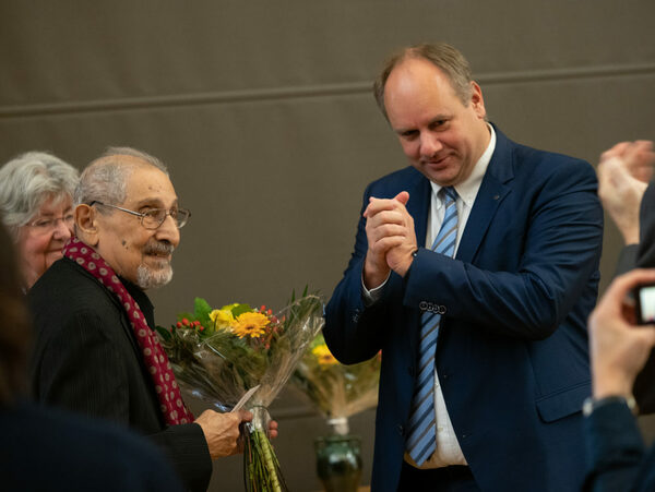 Nabil Yacoub mit Blumenstrauß und Oberbürgermeister Dirk Hilbert