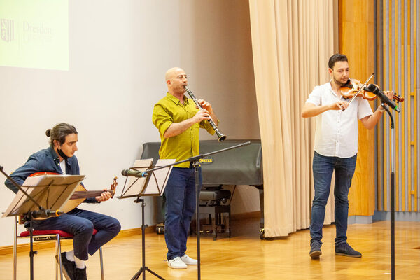 Auf der Bühne musizieren drei Musiker des Piccola Orchestra.