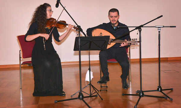 Yara Abou Fakher und Tarek Al Hammad musizieren gemeinsam auf der Bühne.
