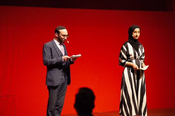 Rabbiner Akiva Weingarten und Huda Almhemed moderieren auf der Bühne.