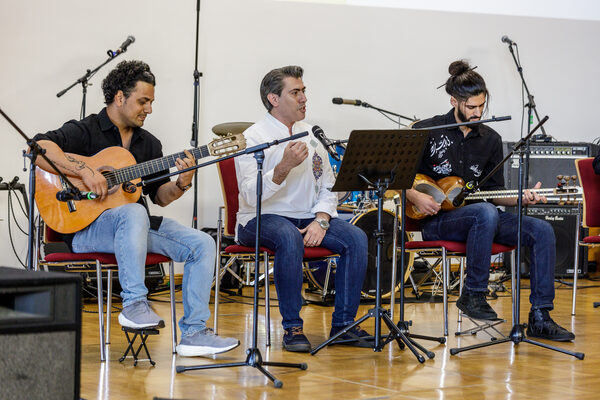 Drei Männer sind auf der Bühne und spielen iranische Musik.