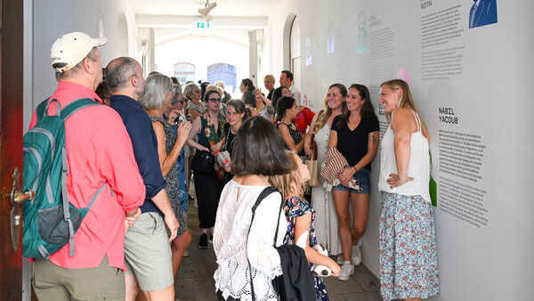 Besucherinnen und Besucher beim Eröffnungsfest vom Haus der Brücke in der Stiftergalerie