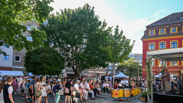 Beim Nachbarschaftsfest findet ein interkulturelles Programm mit Musik und Essen statt