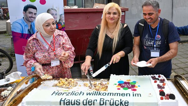 Willkommenstorte von IBLA e. V. wird anlässlich der Eröffnung angeschnitten