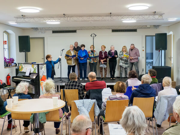 Publikum lauscht dem Auftritt der Hausmusik Prohlis