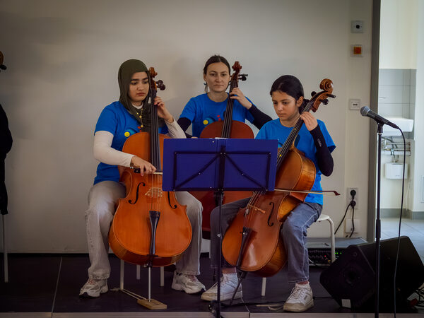 Ensemble des Musaik e. V. spielt auf Cellos
