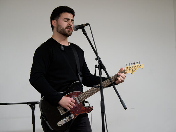 Gitarrist vom Deutsch – Syrischen Verband / Offenes Dresden für alle