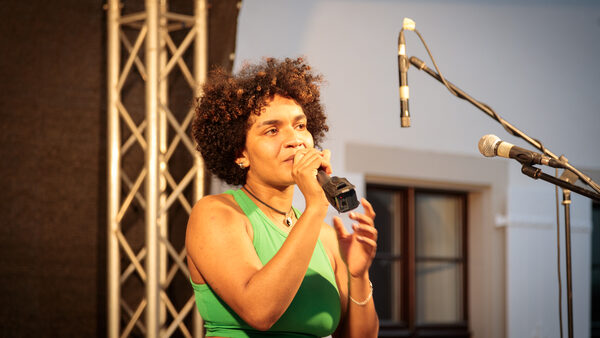 Dresdner Sängerin Wannanelly singt auf der Bühne