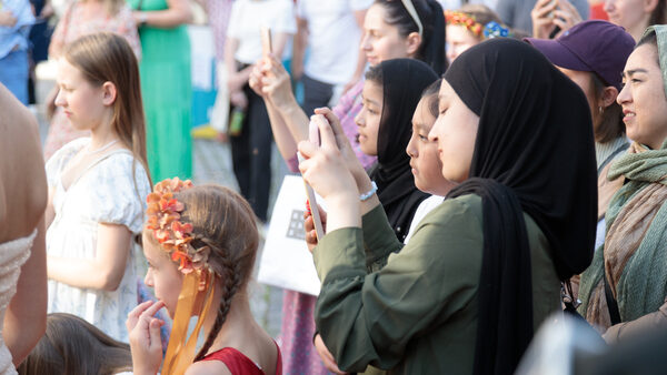 Publikum lauscht einem Konzert beim Nachbarschaftsfest