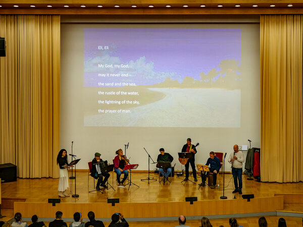 Ensemble Paradiesisch musizieren auf der Bühne