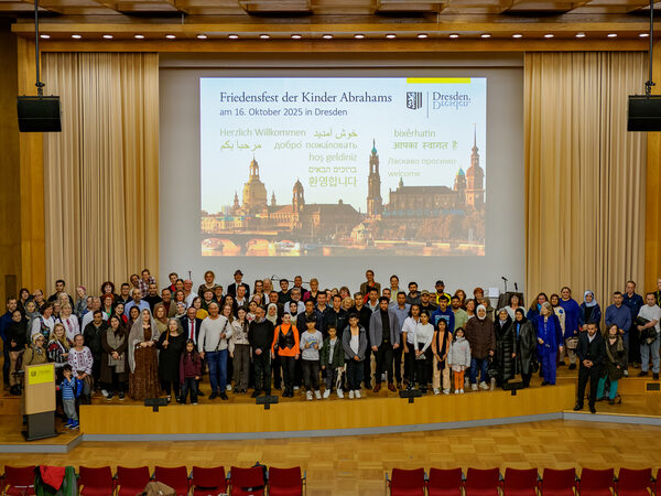 Gemeinsames Abschlussfoto aller Besucherinnen und Besucher auf der Bühne