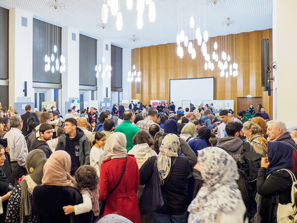 Viele Besucherinnen und Besucher drängen sich im Plenarsaal