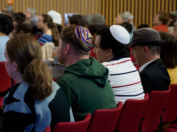 Das Publikum schaut dem Bühnenprogramm zu