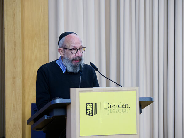 Vertreter des Rabbiners der Synagoge Chabad Lubawitsch hält eine Rede