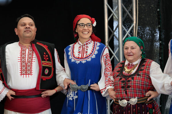 Tanzgruppe Detelina der Deutsch – Bulgarischen Gesellschaft Dresden e. V. in Tracht