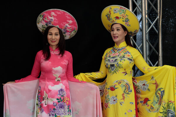 Tanzgruppe Huongviet des Afropa e.V. traditionell gekleidet