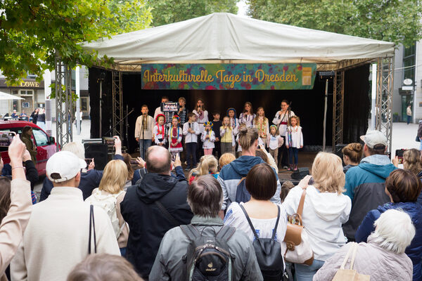 Publikum lauscht einem Kinderchor