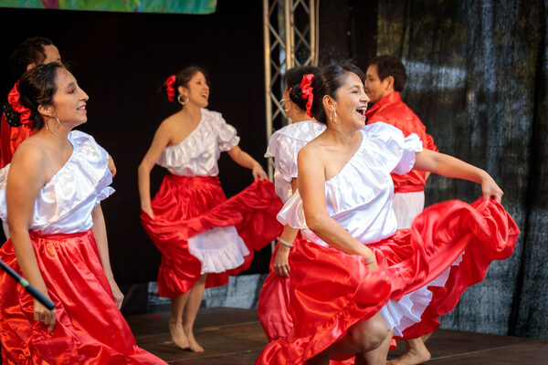 Tanzgruppe Contigo Peru tanzt in traditioneller Kleidung