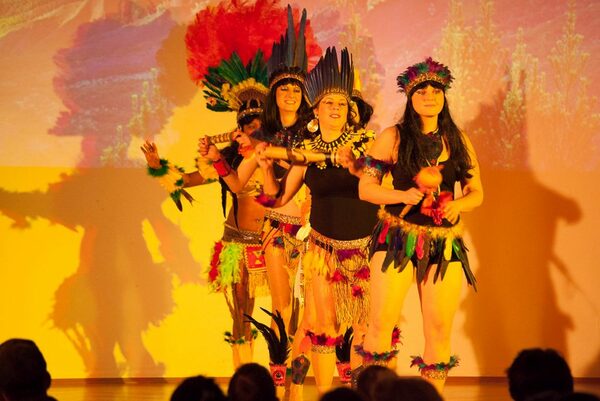 vier Tänzerinnen in ihren traditionellen Gewändern