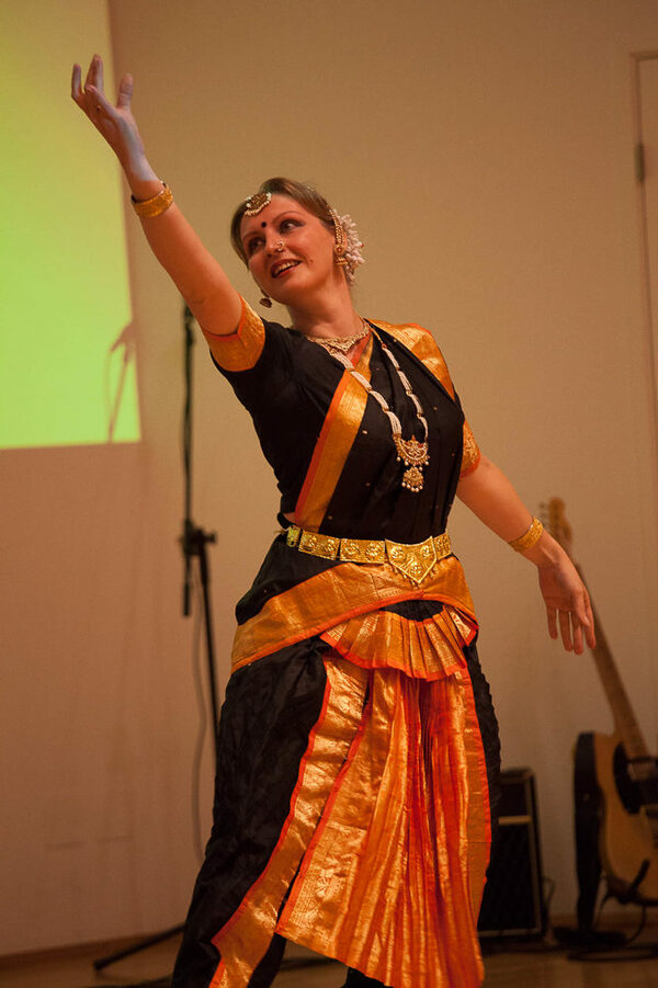 Tänzerin im indischen Gewand