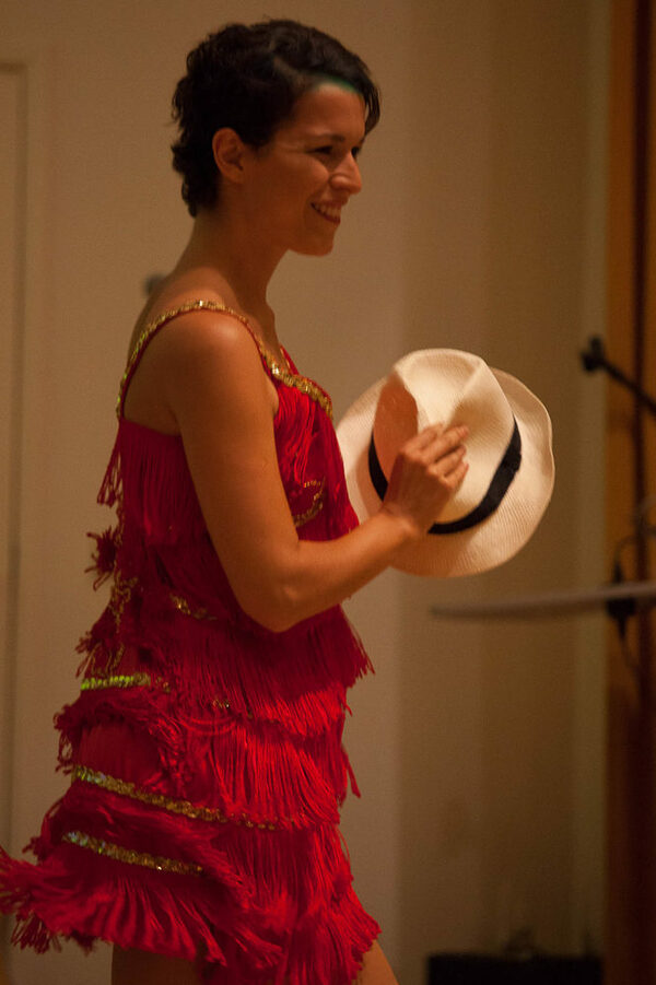 tanzende Frau mit Hut