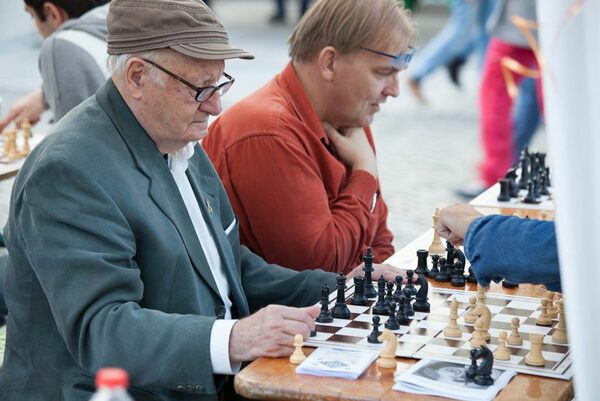 Männer beim Schachspielen
