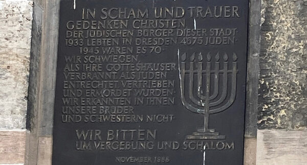 Steinplatte im Gedenken an die ermordeten Dresdner Jüdinnen und Juden