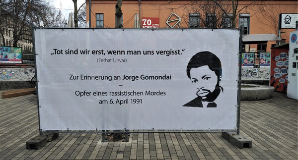 Banner im Gedenken an Jorge Gomondai : Tot sind wir erst, wenn man uns vergisst