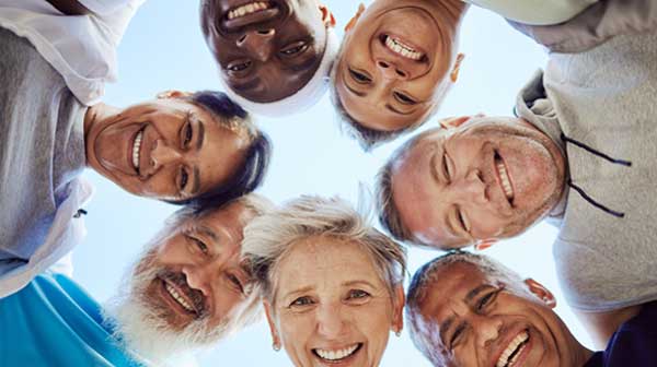 Hände aufeinander älteren Personen