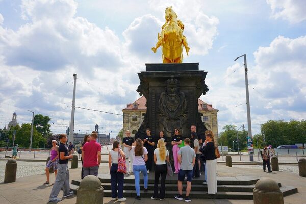 Treffen junger Menschen vor dem Goldenen Reiter (Dresdner Sehenswürdigkeit)