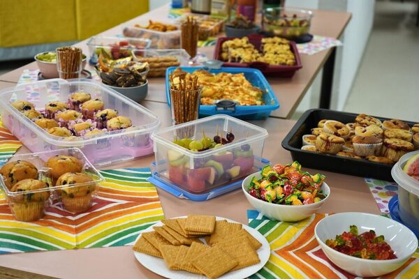 Ein kleines Buffett mit süßen und herzhaften Snacks.