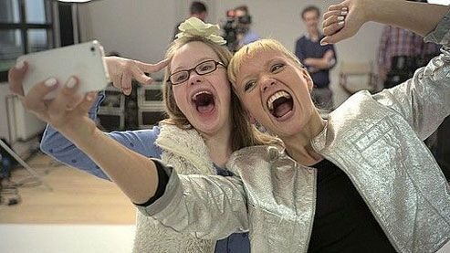 Casting von Menschen mit und ohne Behinderung der Aktion Mensch für einen Kampagnenspot. Zwei junge Frauen haben Spaß und machen ein Selfie.