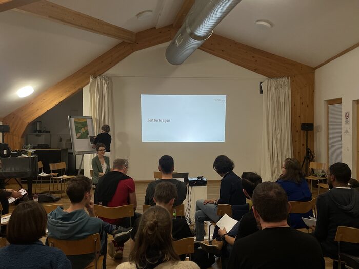 Zeit für Fragen im Plenum während der Veranstaltung