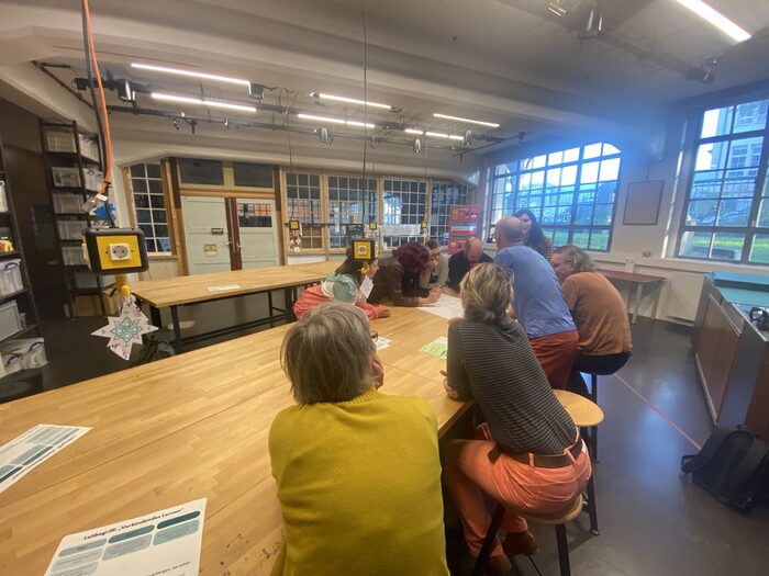 Teilnehmende der Auftaktkonferenz bei einer Gruppenarbeit