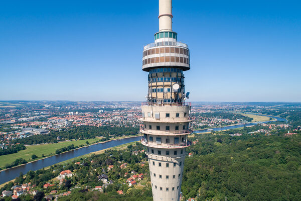 Die Spitze des Fernsehturms, im Hintergrund Blick auf Dresden und die Elbe