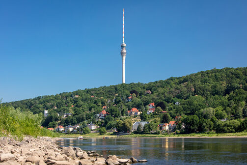 Der Fernsehturm, im Vordergrund die Elbe und Blick auf den Elbhang