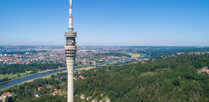 Luftbildaufnahme vom Dresder Fernsehturm mit Blick Richtung Stadt über die Elbe