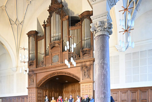 Innenraum der Lukaskirche, Blick zur Orgel