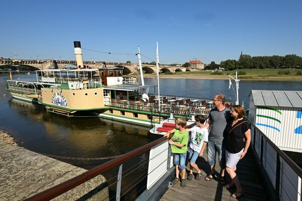 Unter Denkmalschutz stehender Raddampfer "Stadt Wehlen" am Terrassenufer. Eine Familie verlässt gerade das Schiff.